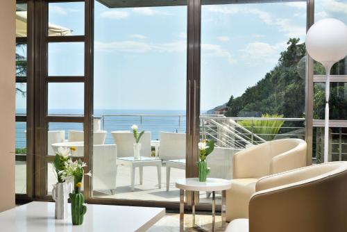 Habitación con balcón con vistas al océano. en Relais Paradiso, en Vietri