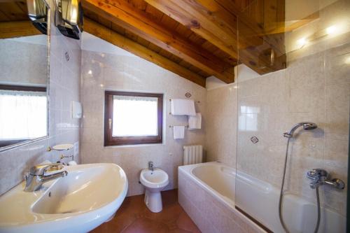 Hotel Chalet Joli tesisinde bir banyo