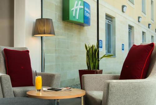 Гостиная зона в Holiday Inn Express Bath, an IHG Hotel