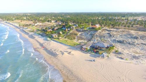 eine Luftansicht auf einen Strand und das Meer in der Unterkunft Villa Duna Icaraizinho beach front in Icaraí