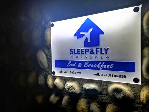 Et logo, certifikat, skilt eller en pris der bliver vist frem på Sleep & Fly Malpensa