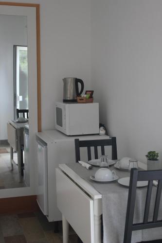 A kitchen or kitchenette at Monte das Perdizes