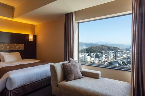 Llit o llits en una habitació de HOTEL GRAND HILLS SHIZUOKA