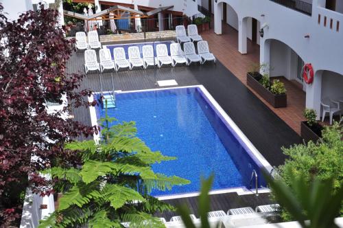 - une vue sur la piscine située dans un bâtiment dans l'établissement Aparthotel Puerto Mar, à Peñíscola