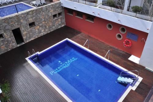 - une vue sur la piscine sur un bateau de croisière dans l'établissement Aparthotel Puerto Mar, à Peñíscola