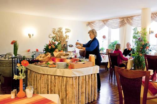 Oaspeți care stau la Hotel Birkenstern