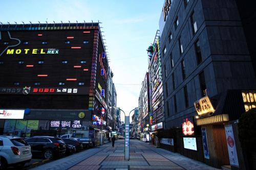 El barrio en el que está el hotel o un barrio cercano