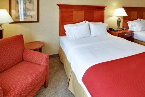 Cama ou camas em um quarto em Holiday Inn Express Hotel & Suites DFW West - Hurst, an IHG Hotel