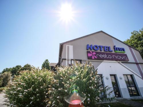 una locanda con un albero di Natale davanti di Hotel Inn Design Poitiers Sud a Poitiers