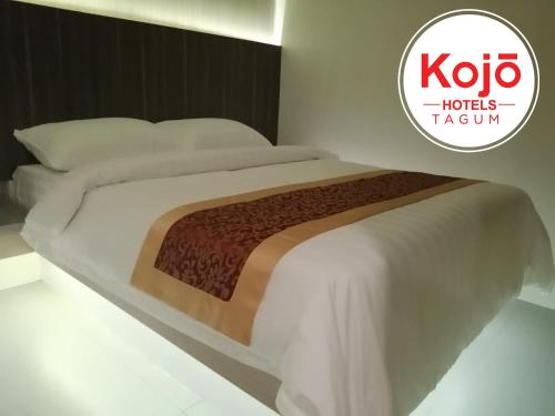 Llit o llits en una habitació de Kojõ Hotel Tagum