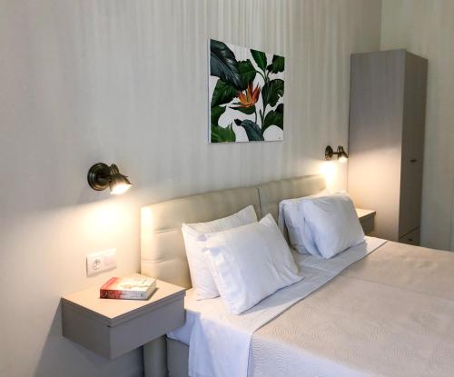 Giường trong phòng chung tại Stelisia Rooms