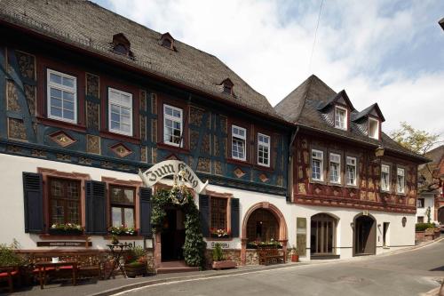 un edificio con un cartello di fronte di Hotel und Weinhaus Zum Krug a Eltville