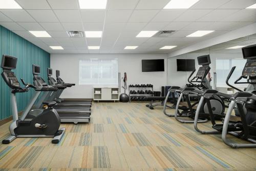 een fitnessruimte met loopbanden en crosstrainers bij Holiday Inn Express Richmond - Midtown, an IHG Hotel in Richmond