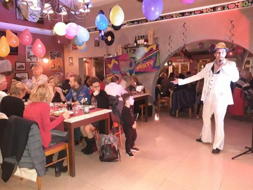 Un uomo sul palco di un ristorante di Atoll Hotel restaurant a Fréjus