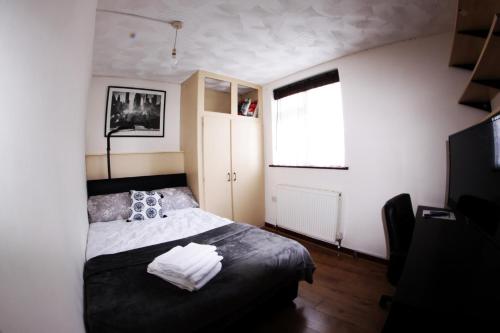 una camera con letto e finestra di College Street Abode a Portsmouth