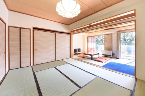 d'un salon avec des portes coulissantes et un lustre. dans l'établissement Yutorelo-an ANNEX, à Hakone