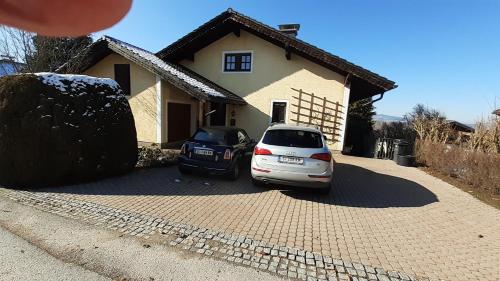 une voiture garée devant une maison dans l'établissement Top Apartment, à Henndorf am Wallersee