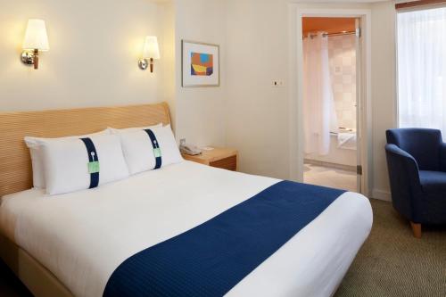 A bed or beds in a room at Holiday Inn Basingstoke, an IHG Hotel