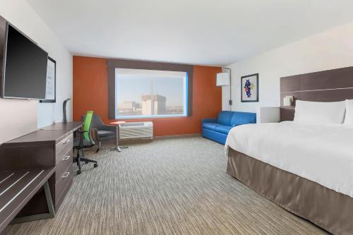 Lova arba lovos apgyvendinimo įstaigoje Holiday Inn Express & Suites Chicago O'Hare Airport by IHG