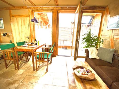 a living room with a couch and a table at Exklusive ökologische Ferienwohnung ,City, OG in Wernigerode