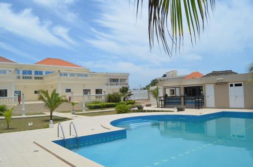 Piscina de la sau aproape de Hôtel Résidence Madiba