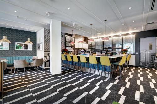 Restoran atau tempat lain untuk makan di Hôtel Uville Montréal