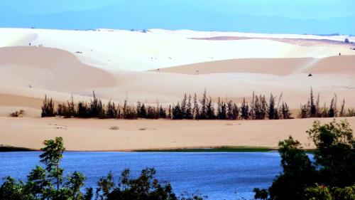 um corpo de água no meio de um deserto em Mui Ne Alena Hotel em Phan Thiet