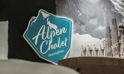 un cartello per un chatelier di aliger su un edificio di Alpenchalet Montafon a Gaschurn