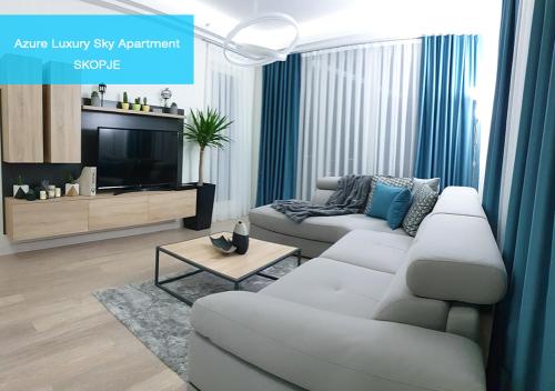 sala de estar con sofá blanco y TV en Azure Luxury Sky Apartment, en Skopje