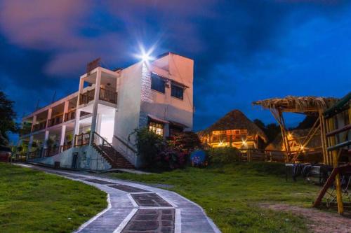 un bâtiment avec une lumière au-dessus de celui-ci la nuit dans l'établissement Prana, à San Gil