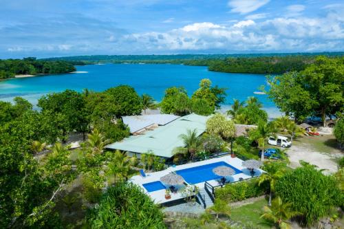 uma vista aérea de um resort com uma massa de água em Turtle Bay Lodge em Luganville