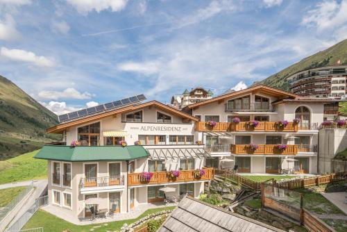 een gebouw met balkons aan de zijkant van een berg bij Alpenresidenz am Mühlbach in Obergurgl