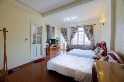 Tempat tidur dalam kamar di The One Home Đà Lạt