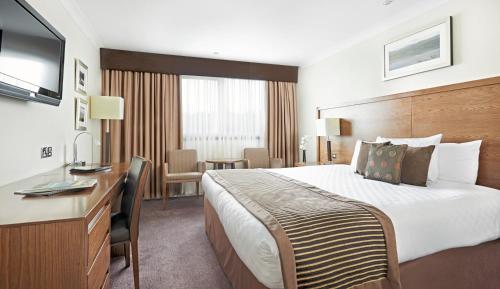 Un pat sau paturi într-o cameră la The Aberdeen Altens Hotel