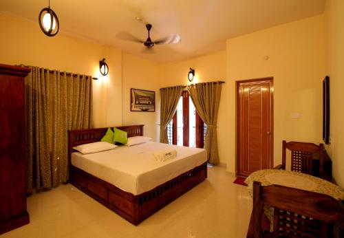 1 dormitorio con cama y ventana en Nirrvaan homestay, en Varkala