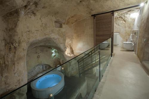 A bathroom at L'Hotel In Pietra