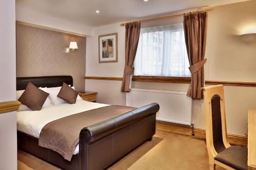 Tempat tidur dalam kamar di Bury Ramsbottom Old Mill Hotel and Leisure Club