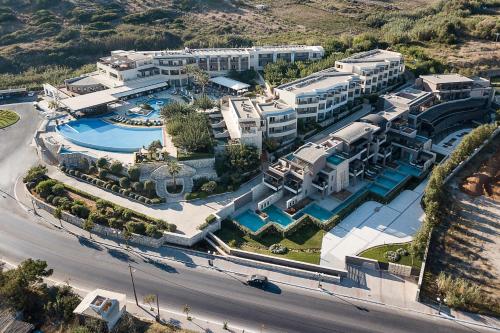 בריכת השחייה שנמצאת ב-Cretan Dream Resort & Spa או באזור