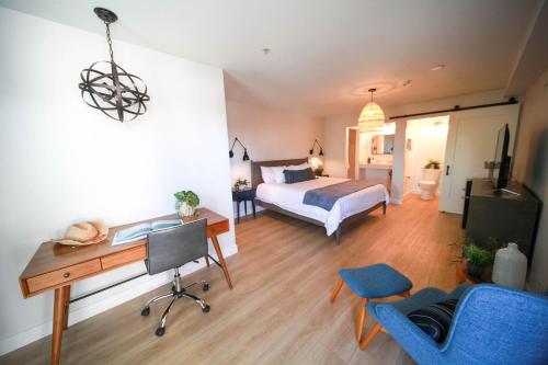 una camera con letto, scrivania e di The Surfbreak Hotel a San Clemente