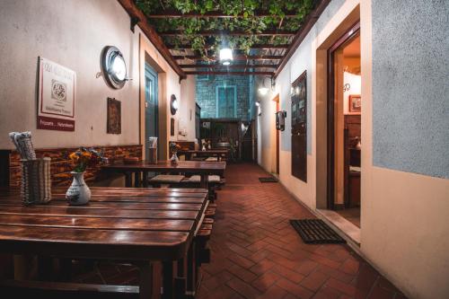 Um restaurante ou outro lugar para comer em Apartments Pri Mari