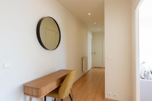 une salle à manger avec un miroir et une table en bois dans l'établissement Violet, bord de mer, à Cannes