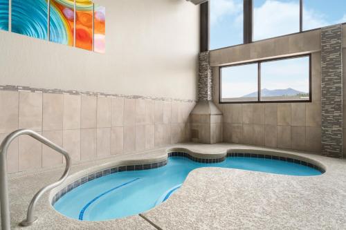 A piscina localizada em Days Hotel by Wyndham Flagstaff ou nos arredores