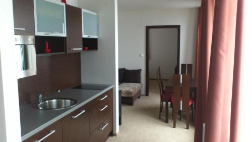 Apartman Panorama 805 في ستربشكي بليسو: مطبخ مع حوض وغرفة طعام