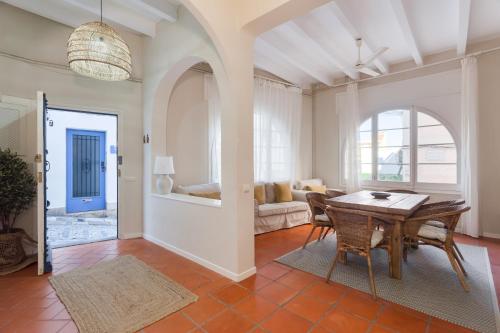 a living room with a table and a couch at La Casita - centro histórico y playa in Sitges