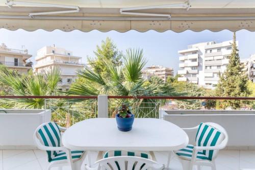 Uma varanda ou terraço em Two Bedroom Apartment Near Alimos Marina !