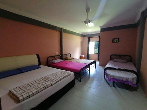 Mulu Diana Homestay में एक कमरे में एक या कई बेड