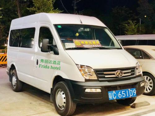 uma carrinha branca estacionada num parque de estacionamento em Frida Hotels Guangzhou Baiyun International airport em Guangzhou