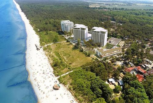 een luchtzicht op een strand met gebouwen en de oceaan bij Apartament Superior de Lux - Porta Mare in Dziwnówek