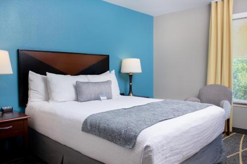 een slaapkamer met een groot bed met een blauwe muur bij Belltown Inn in Seattle