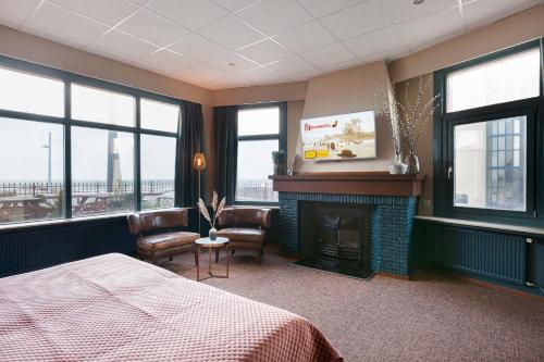 Кровать или кровати в номере Strandhotel Scheveningen